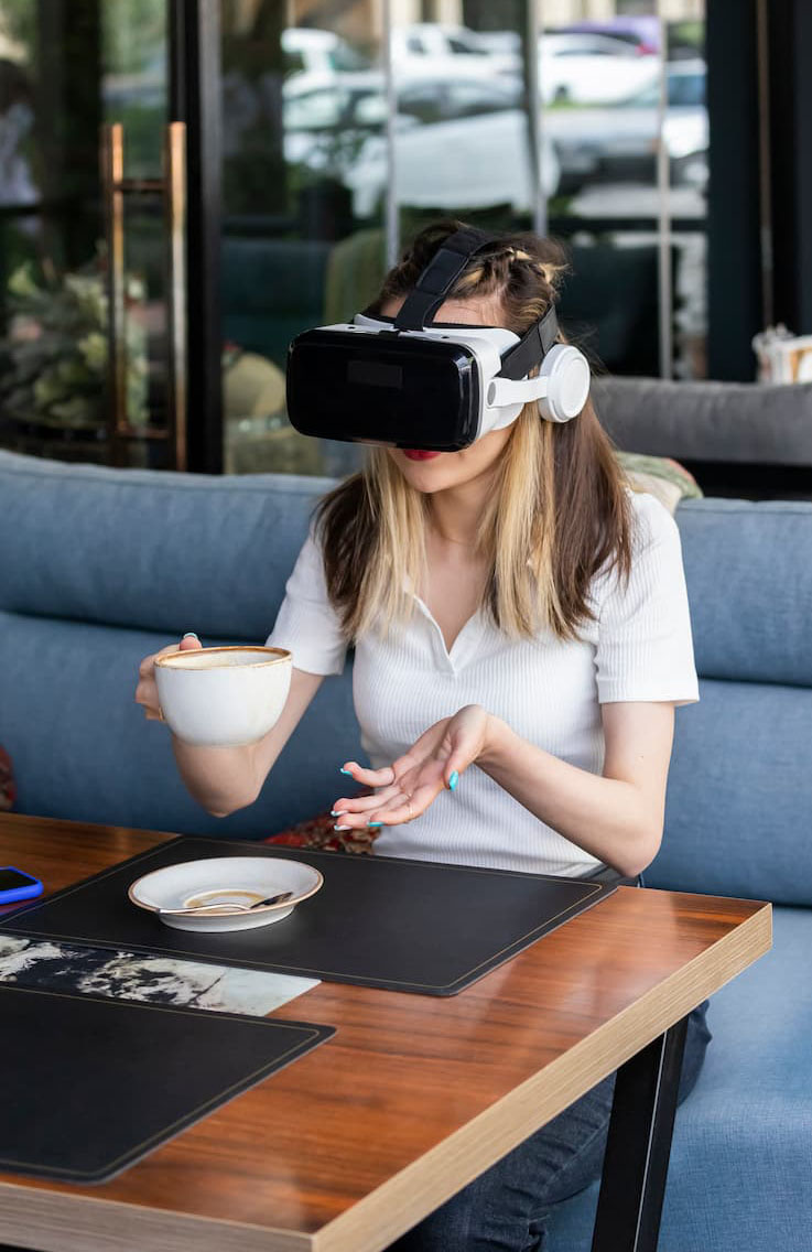 joven rubia set realidad virtual bebiendo cafe restaurante 1.jpg